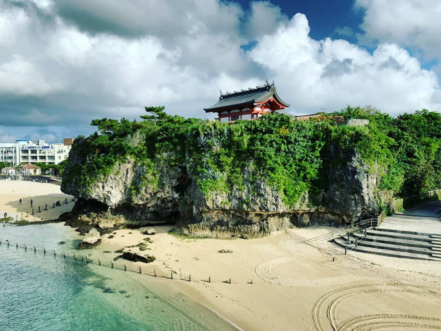 【日本沖繩】懸崖邊上的壯闊美景「波之上海空公園」，琉球八社之首-波上宮、那霸市唯一海灘，此生必訪的沖繩旅遊景點